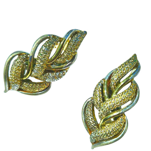 Gilded Glamour: Vintage Coro S-Link Necklace & Leaf Earrings Set - Picture 2 of 14